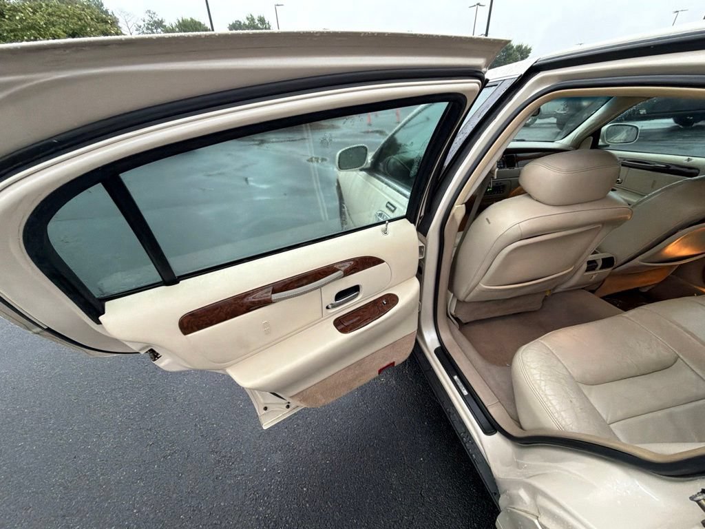 Used 2001 Lincoln Town Car Signature RWD image 12