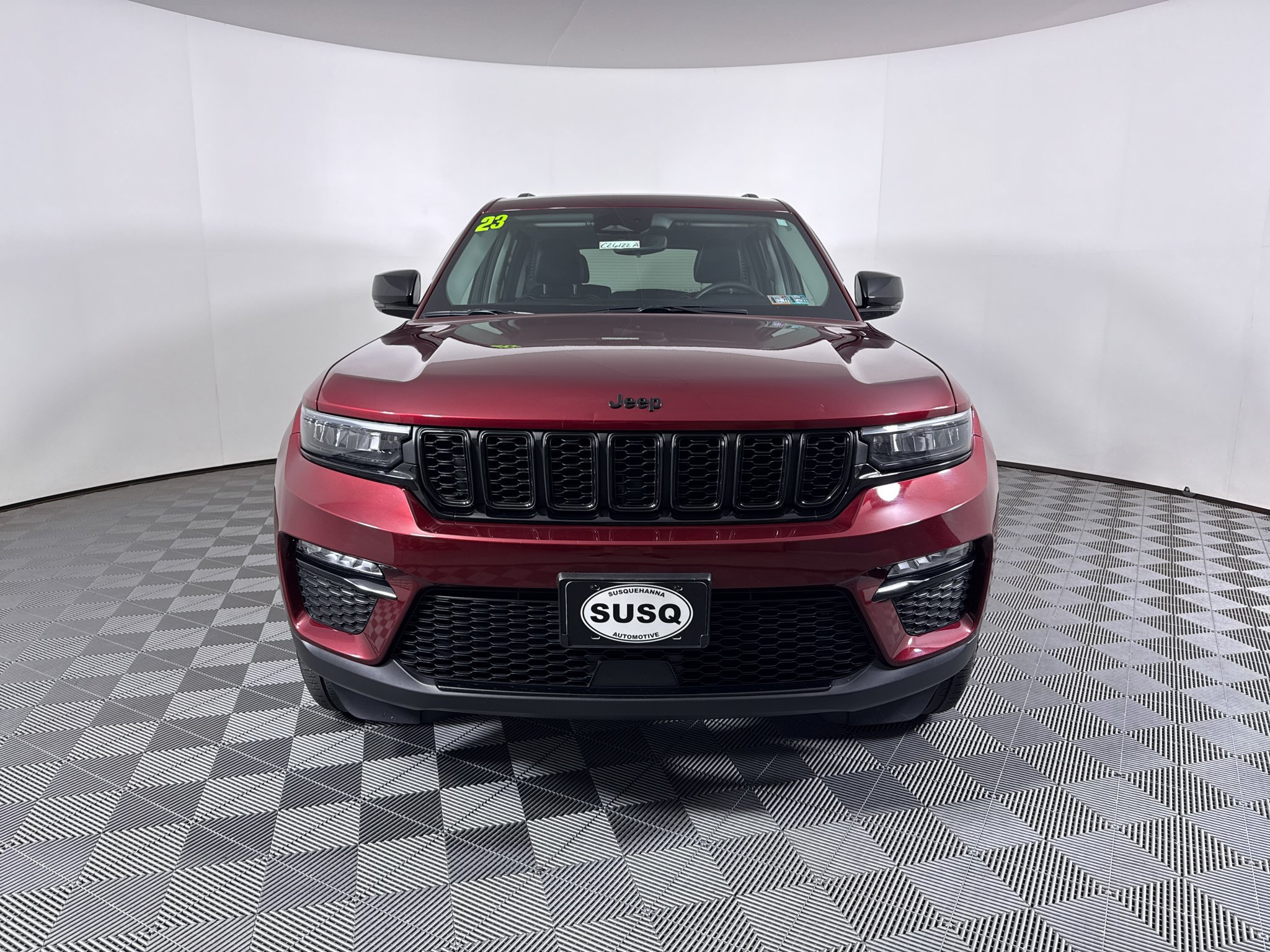 Used 2023 Jeep Grand Cherokee Limited w/ Black Appearance Package AWD/4WD image 2