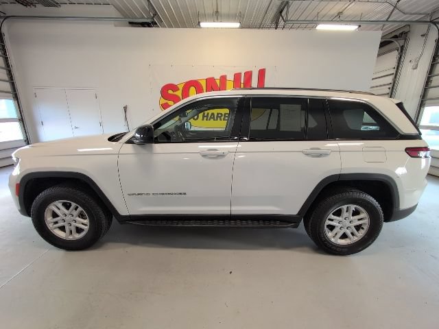 Used 2023 Jeep Grand Cherokee Laredo AWD/4WD image 2