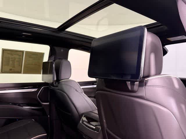 Used 2026 Cadillac Escalade Luxury AWD/4WD image 25