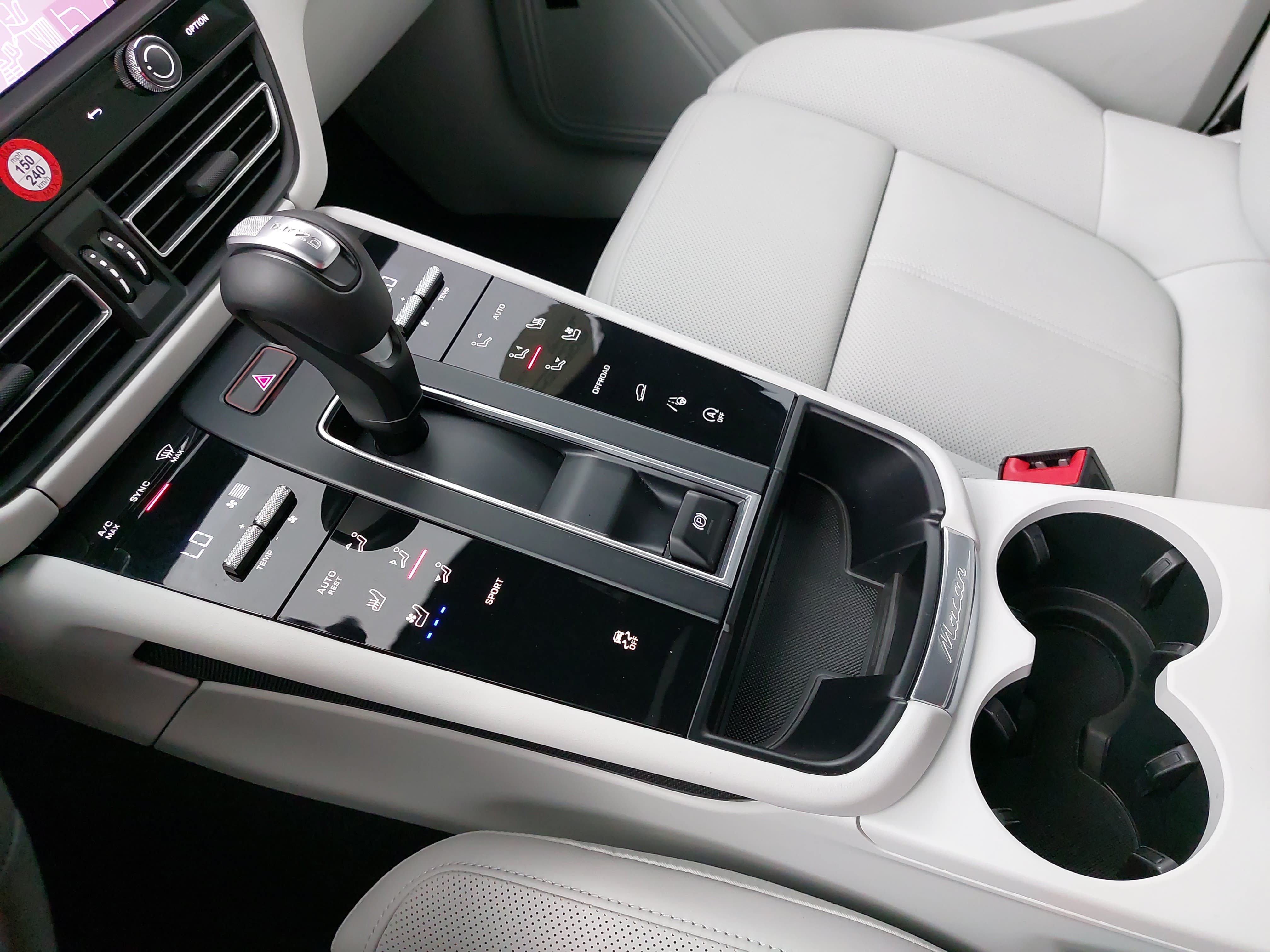 Certified 2026 Porsche Macan AWD/4WD image 27