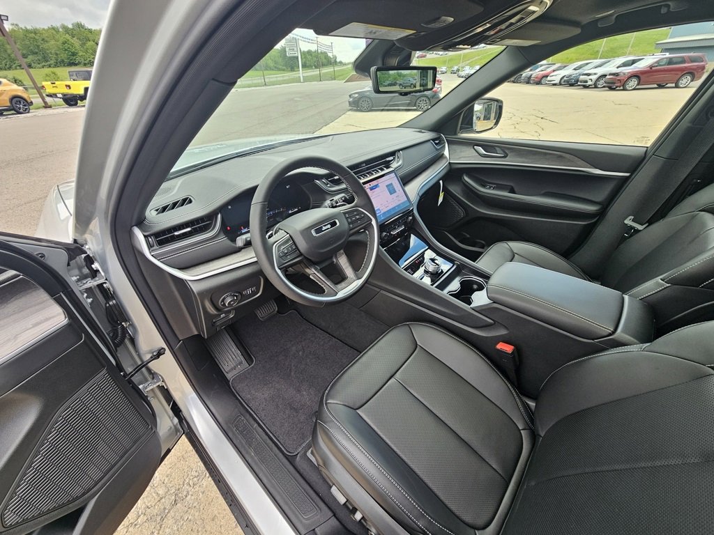 New 2025 Jeep Grand Cherokee L Limited w/ Luxury Tech Group II image 24