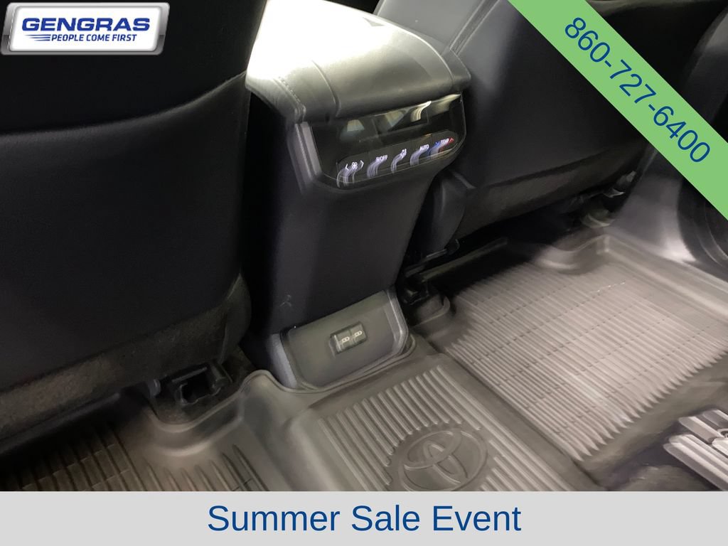 Used 2023 Toyota Highlander XLE AWD/4WD image 30