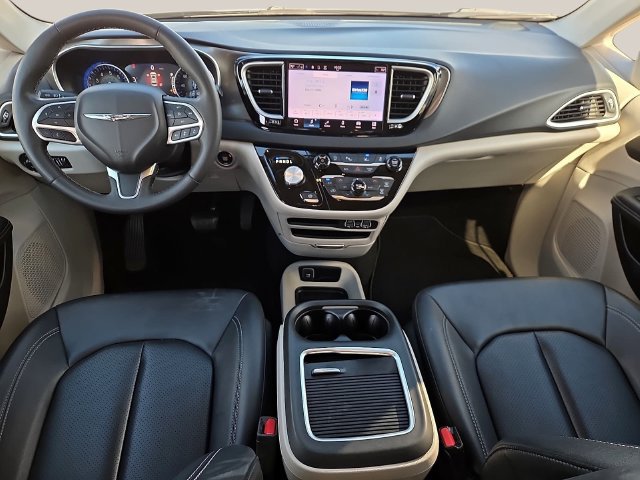 Used 2024 Chrysler Pacifica Touring-L FWD image 15