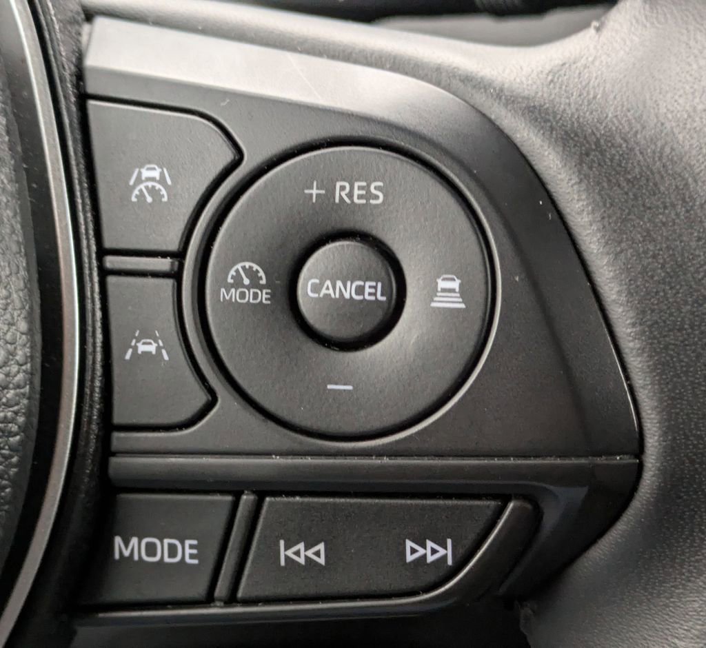 Used 2025 Toyota Corolla Cross LE image 18