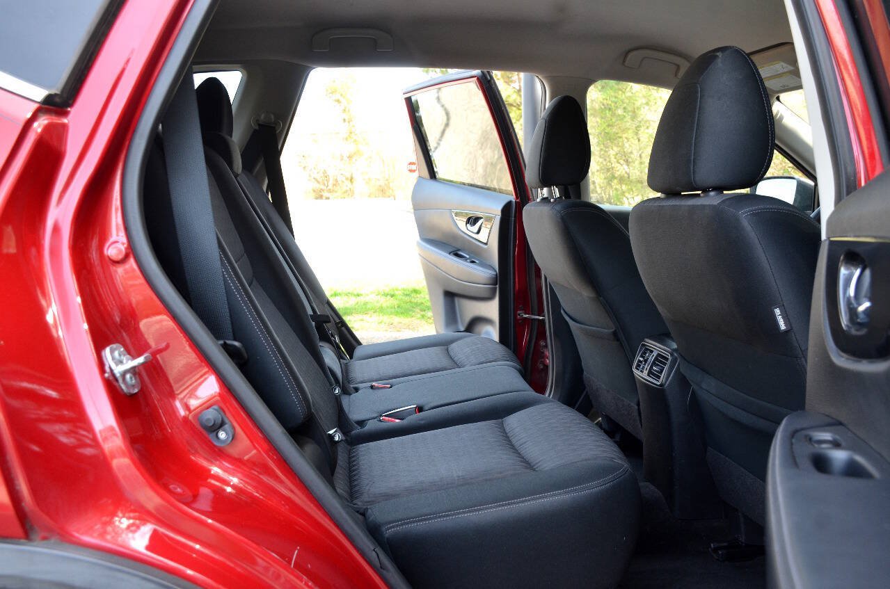 Used 2017 Nissan Rogue S w/ S Appearance Package AWD/4WD image 9