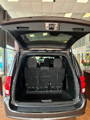 Used 2018 Dodge Grand Caravan SE image 12