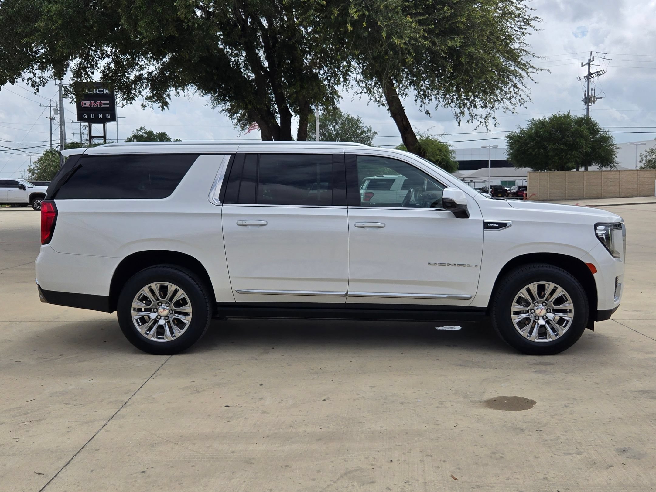 Used 2022 GMC Yukon XL Denali AWD/4WD image 8