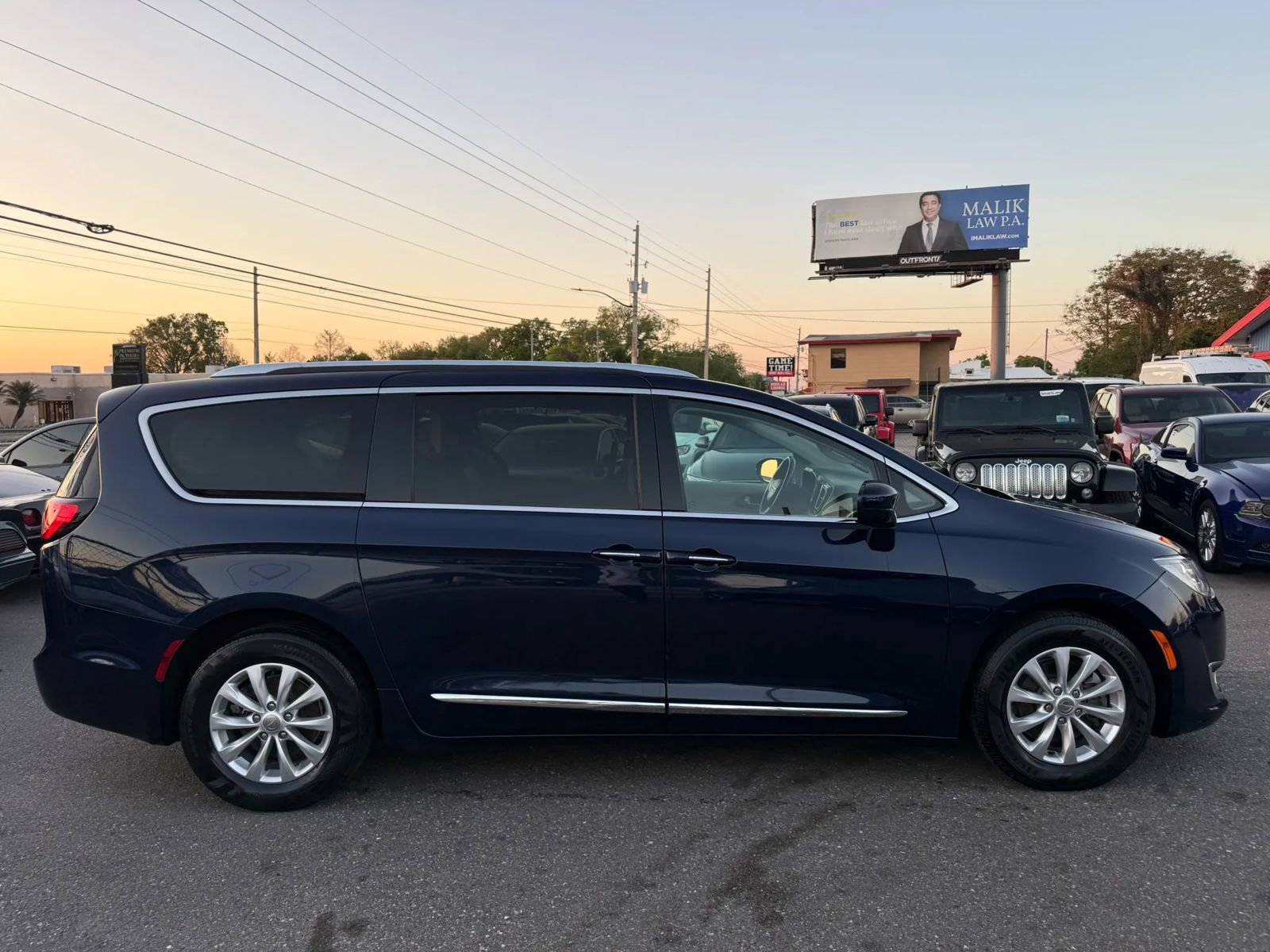 Used 2018 Chrysler Pacifica Touring-L Plus FWD image 4