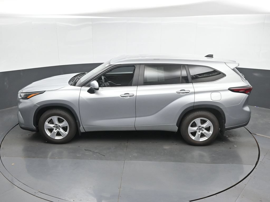 Used 2024 Toyota Highlander LE AWD/4WD image 37
