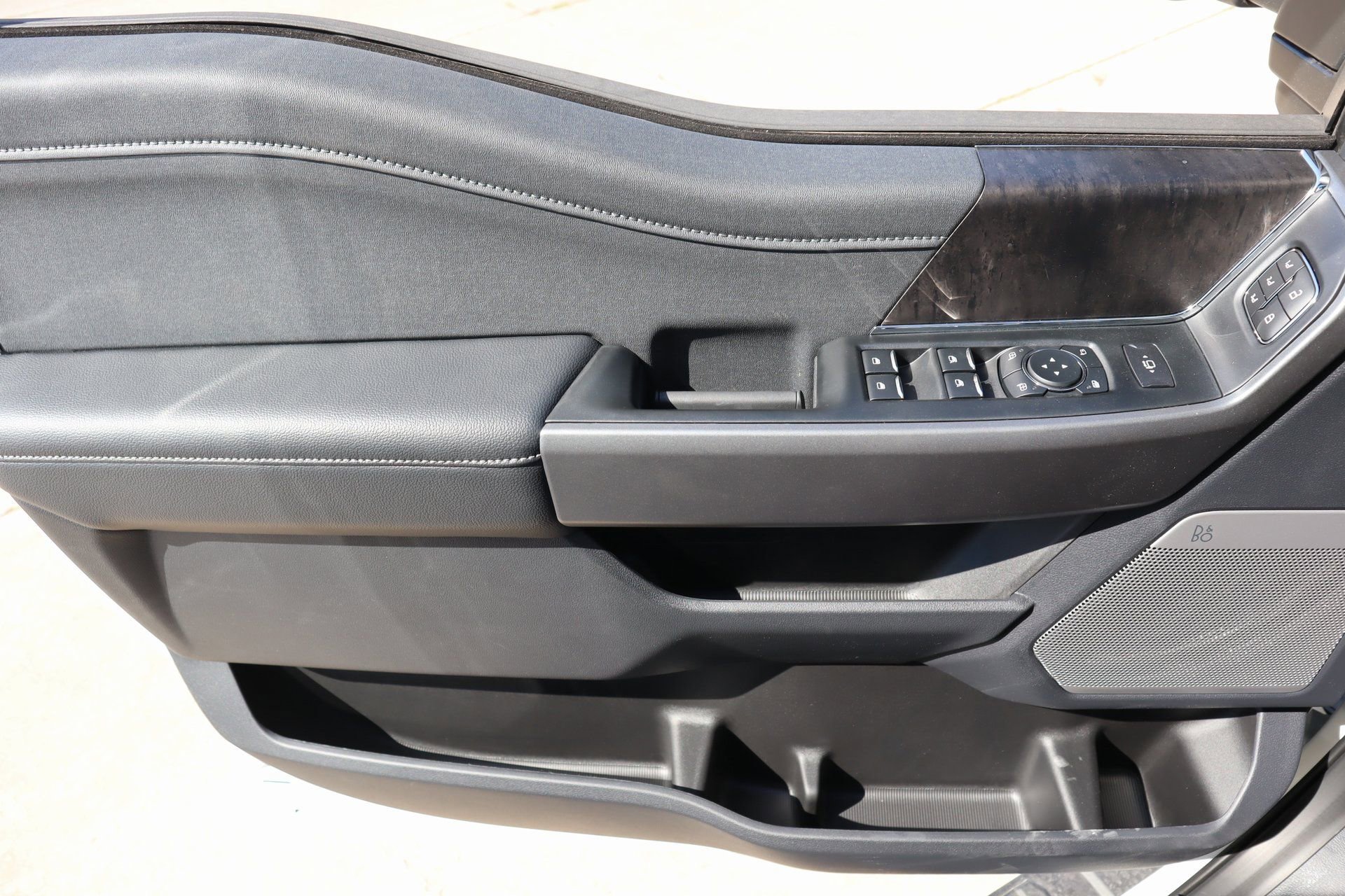 New 2026 Ford F350 Lariat w/ Black Appearance Package image 18