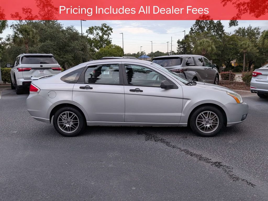 Used 2010 Ford Focus SE FWD image 3
