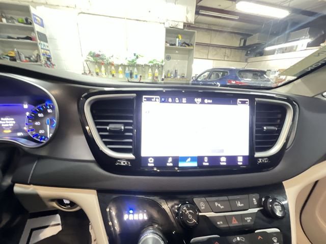 Used 2024 Chrysler Pacifica Touring-L FWD image 17