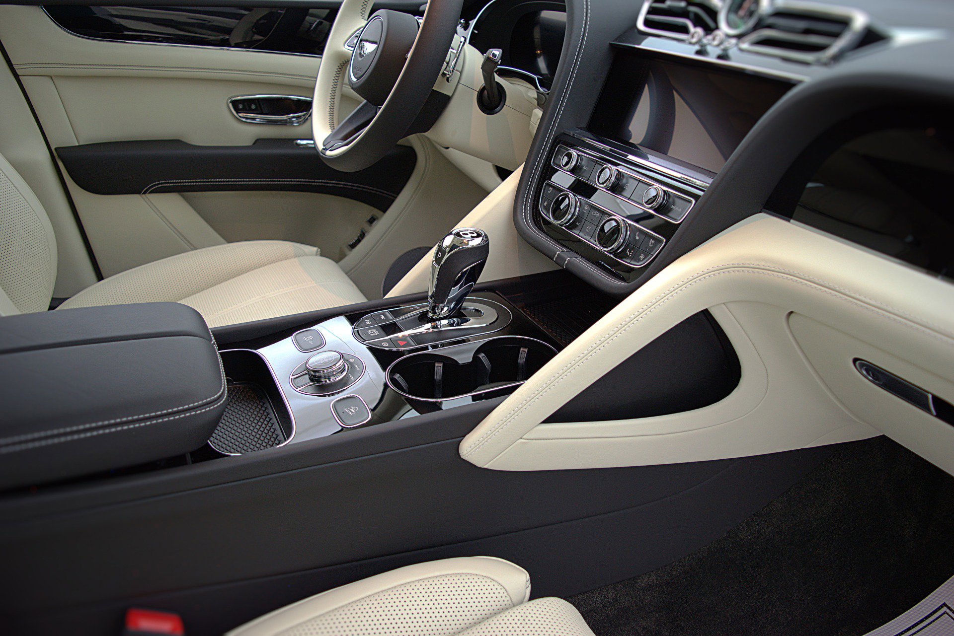 Used 2023 Bentley Bentayga Extended Wheelbase image 31