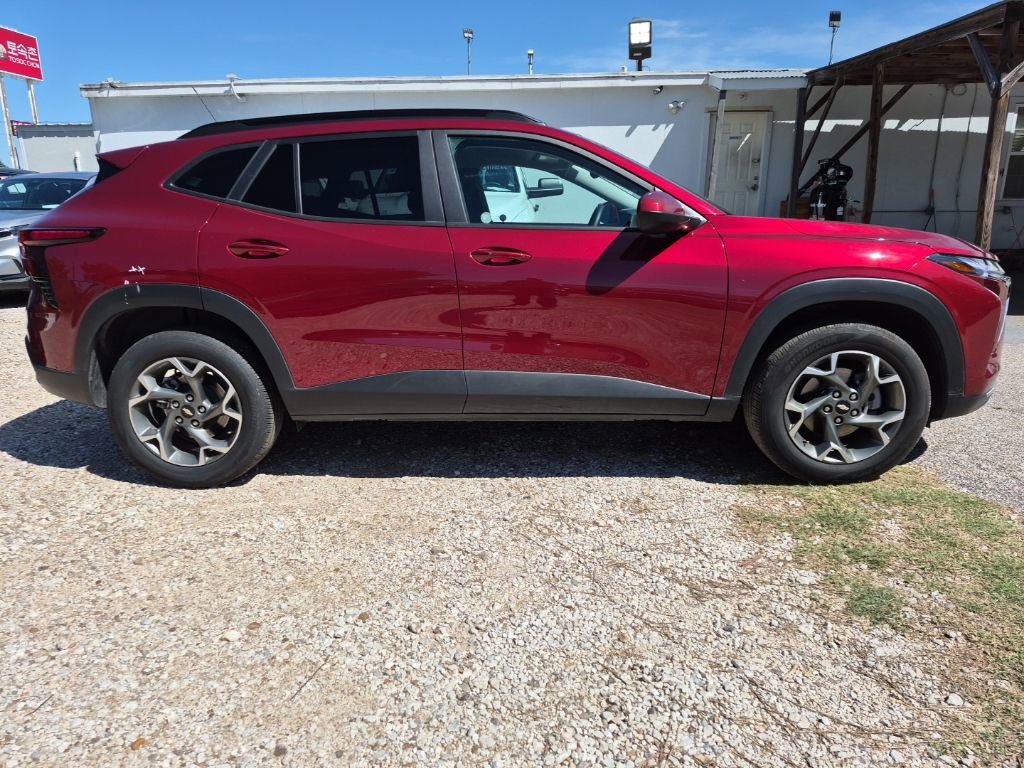 Used 2025 Chevrolet Trax LT w/ LT Convenience Package image 5