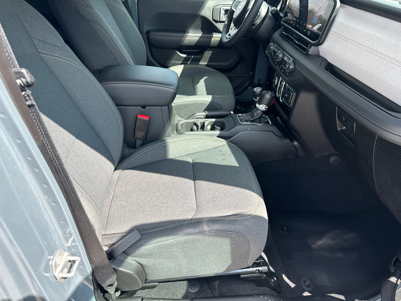 Used 2025 Jeep Wrangler Sahara image 13