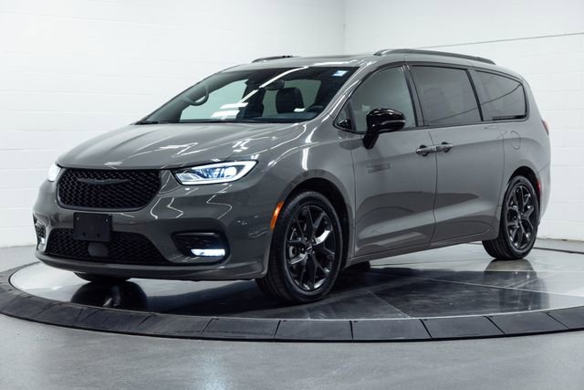 Used 2025 Chrysler Pacifica Limited image 6