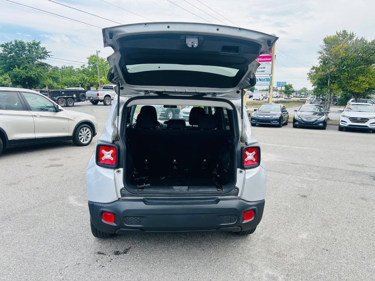 Used 2020 Jeep Renegade Latitude FWD image 9