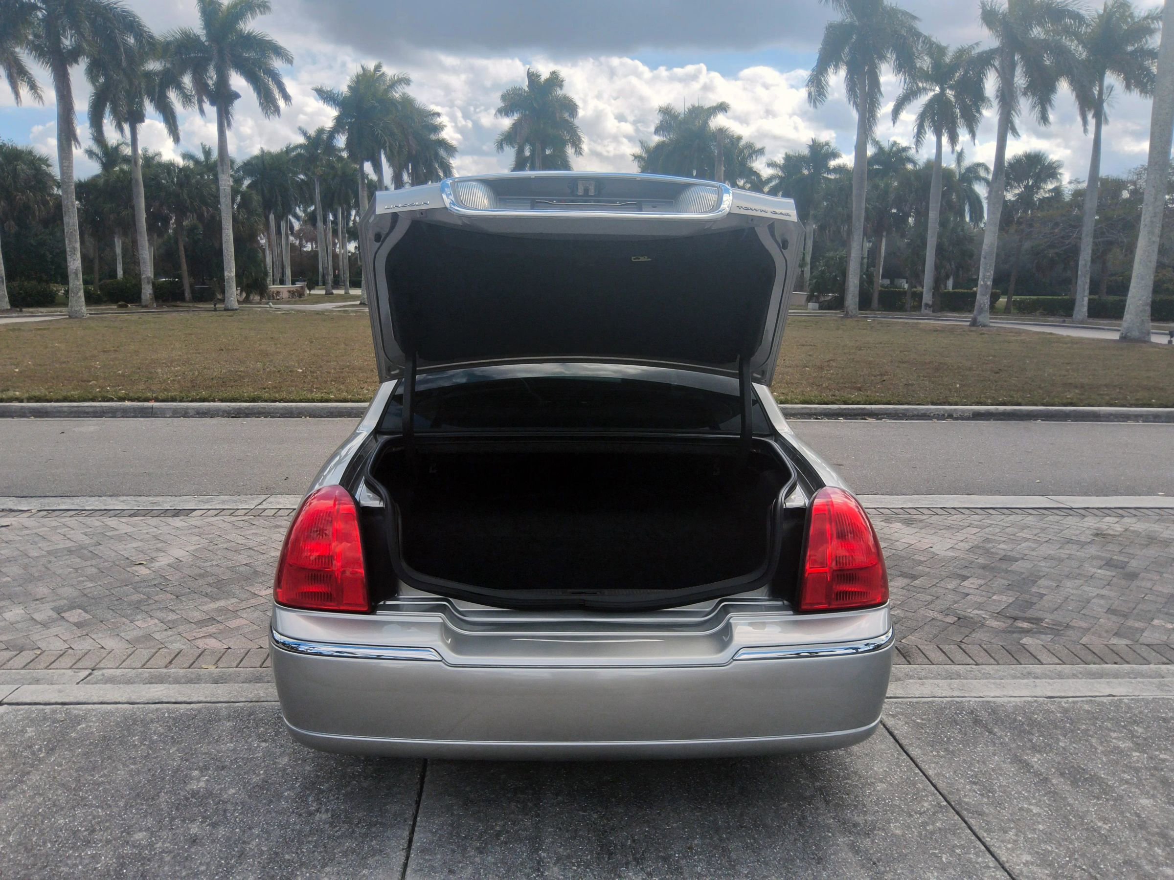 Used 2006 Lincoln Town Car Signature image 12