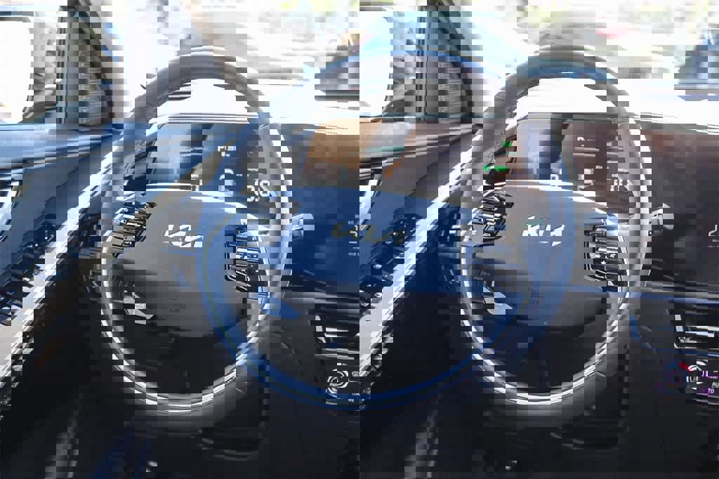 Used 2023 Kia Niro EX image 22