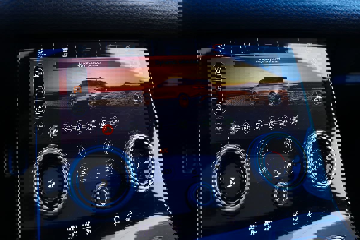 Used 2018 Land Rover Range Rover Velar R-Dynamic SE image 29