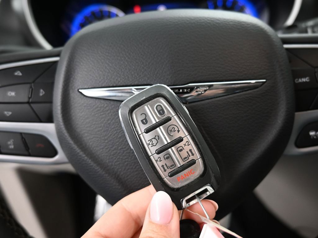 Used 2024 Chrysler Pacifica Touring-L FWD image 37