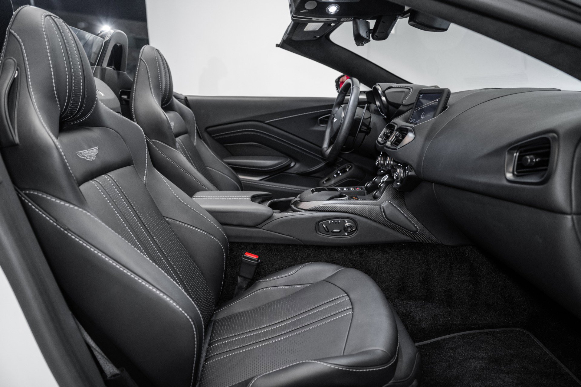 Used 2023 Aston Martin V8 Vantage Roadster image 16