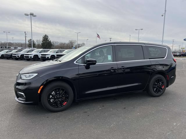New 2025 Chrysler Pacifica Select FWD image 3