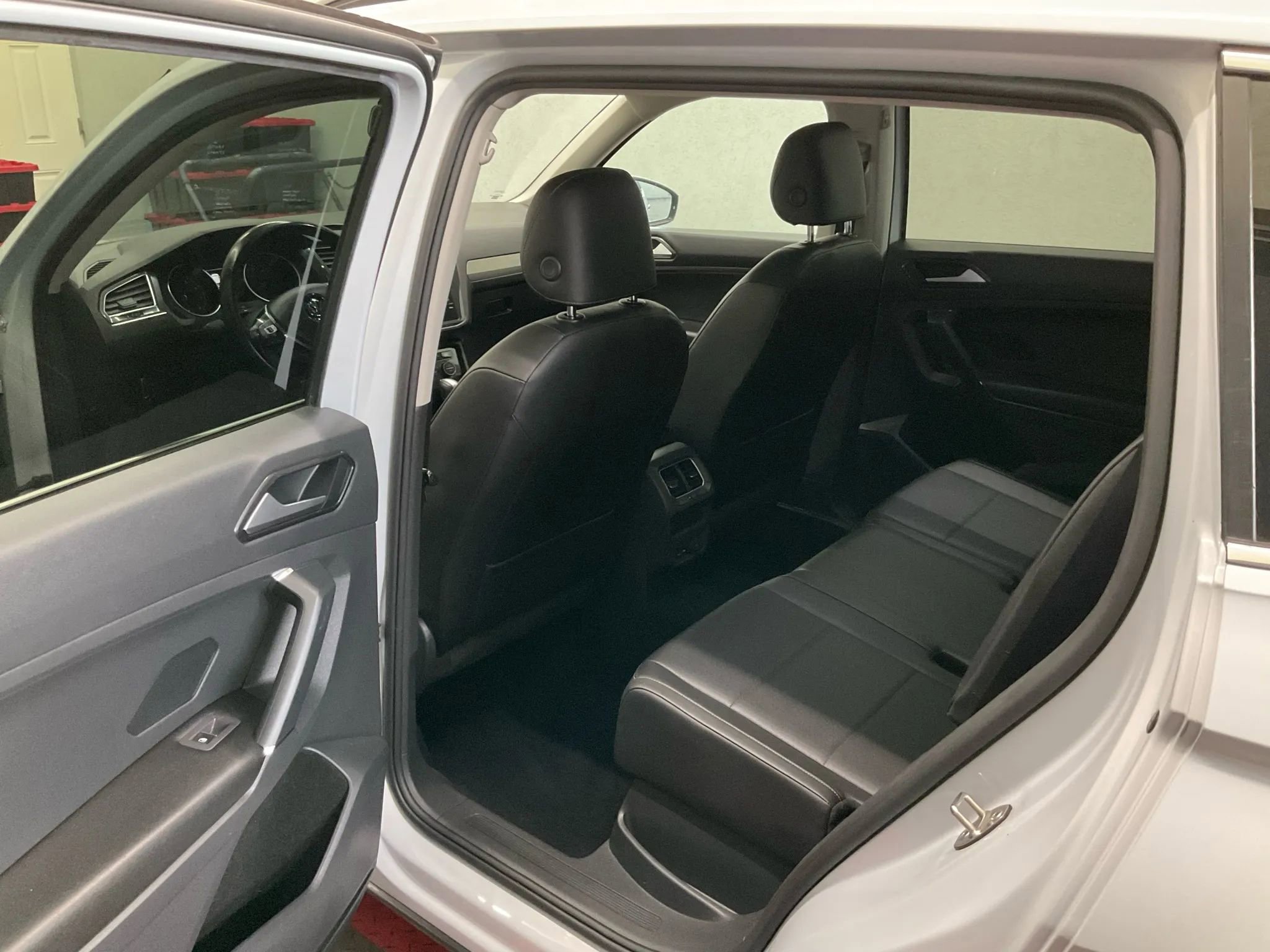 Used 2018 Volkswagen Tiguan SE w/ Panoramic Sunroof Package image 13