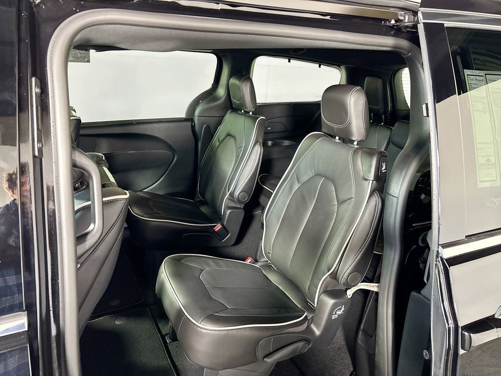 New 2026 Chrysler Pacifica Limited w/ Uconnect Theater Family Group image 20