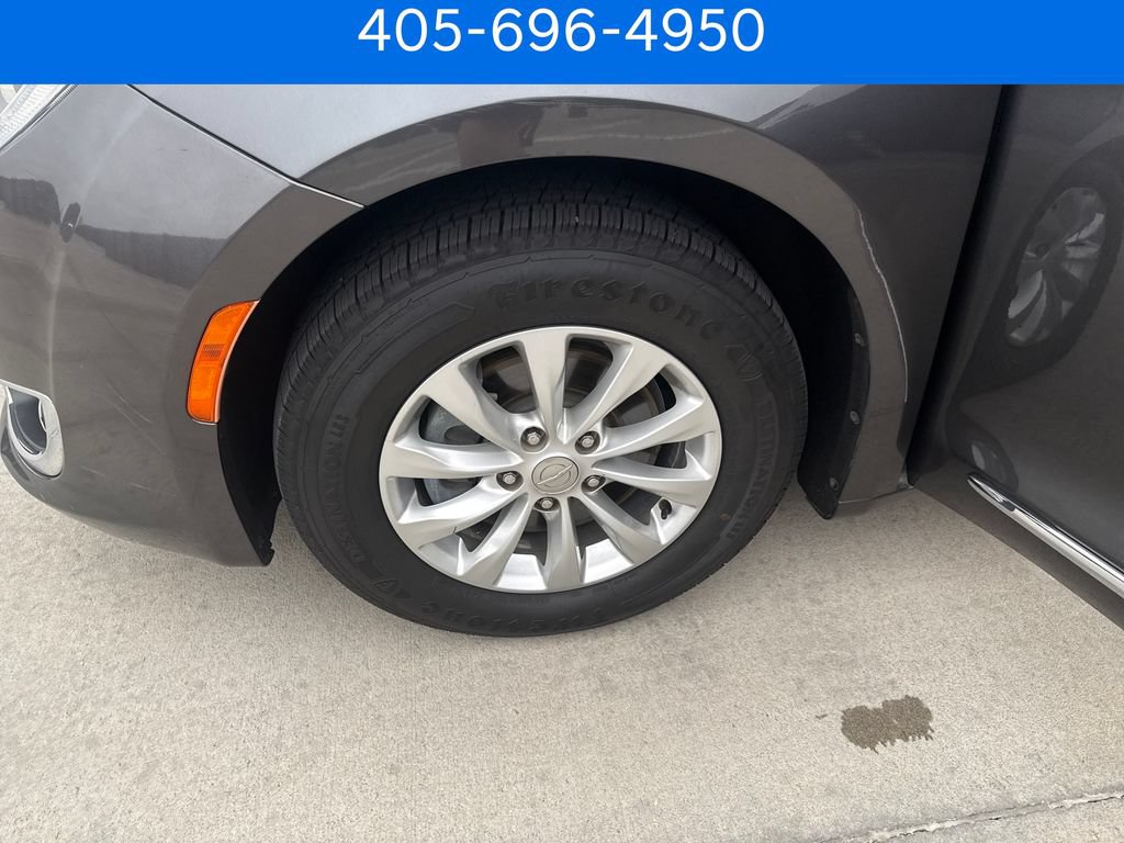 Used 2018 Chrysler Pacifica Touring-L FWD image 27