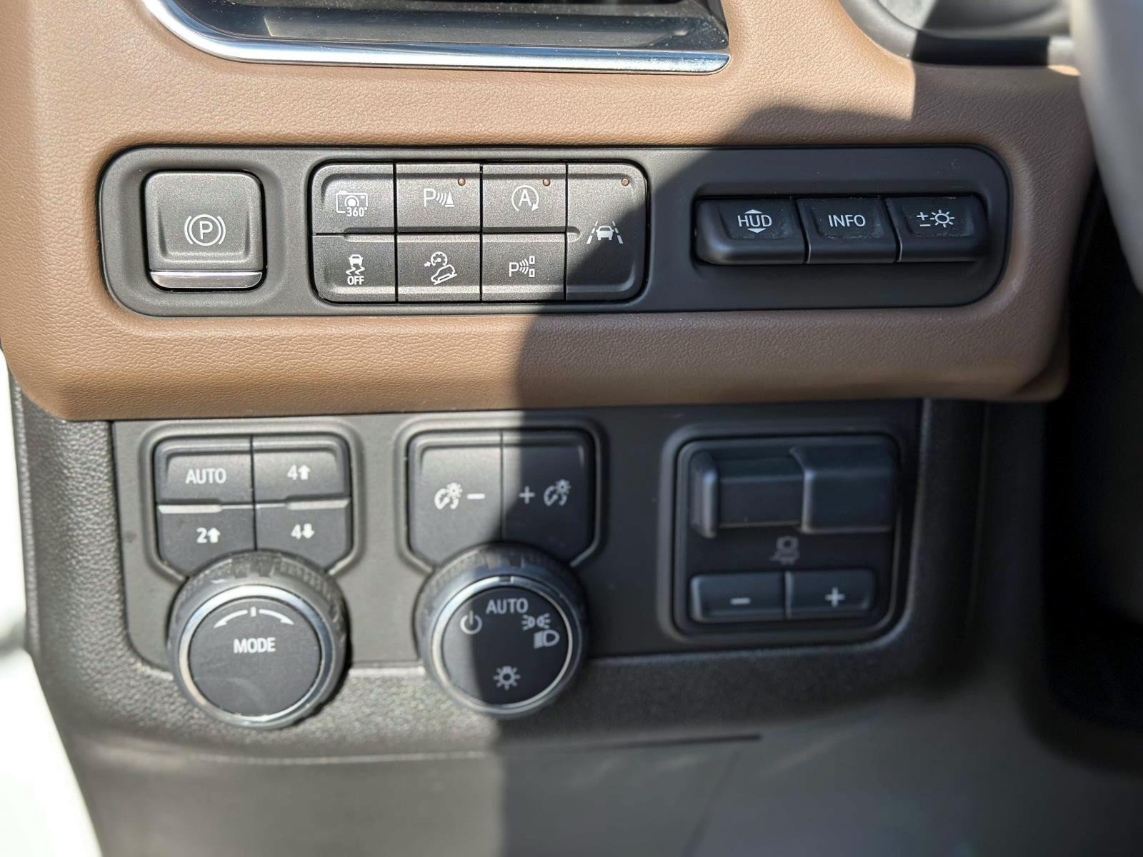 Used 2023 Chevrolet Suburban High Country w/ Advanced Technology Package AWD/4WD image 18
