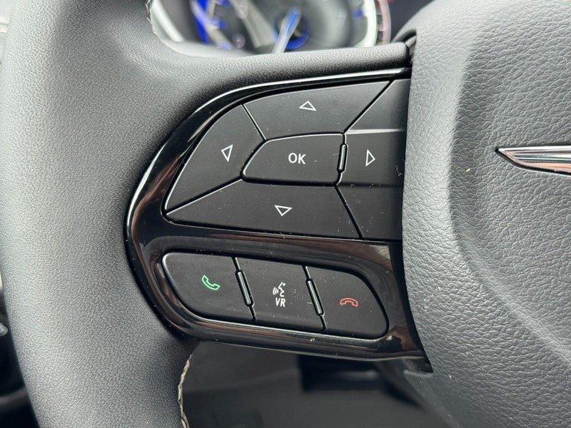 Used 2025 Chrysler Pacifica Limited FWD image 21