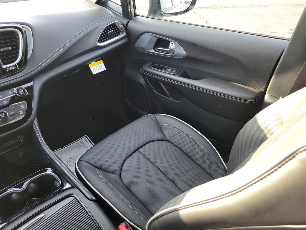 New 2026 Chrysler Pacifica Limited image 16