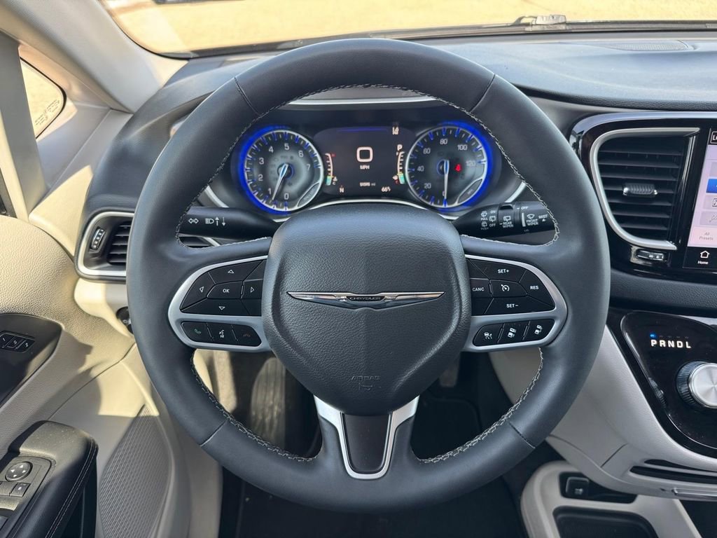 Used 2024 Chrysler Pacifica Touring-L FWD image 13