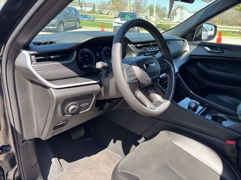 Used 2025 Jeep Grand Cherokee Altitude image 40