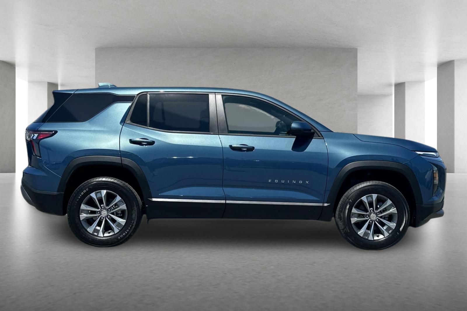 New 2026 Chevrolet Equinox LT w/ Convenience Package II FWD image 3
