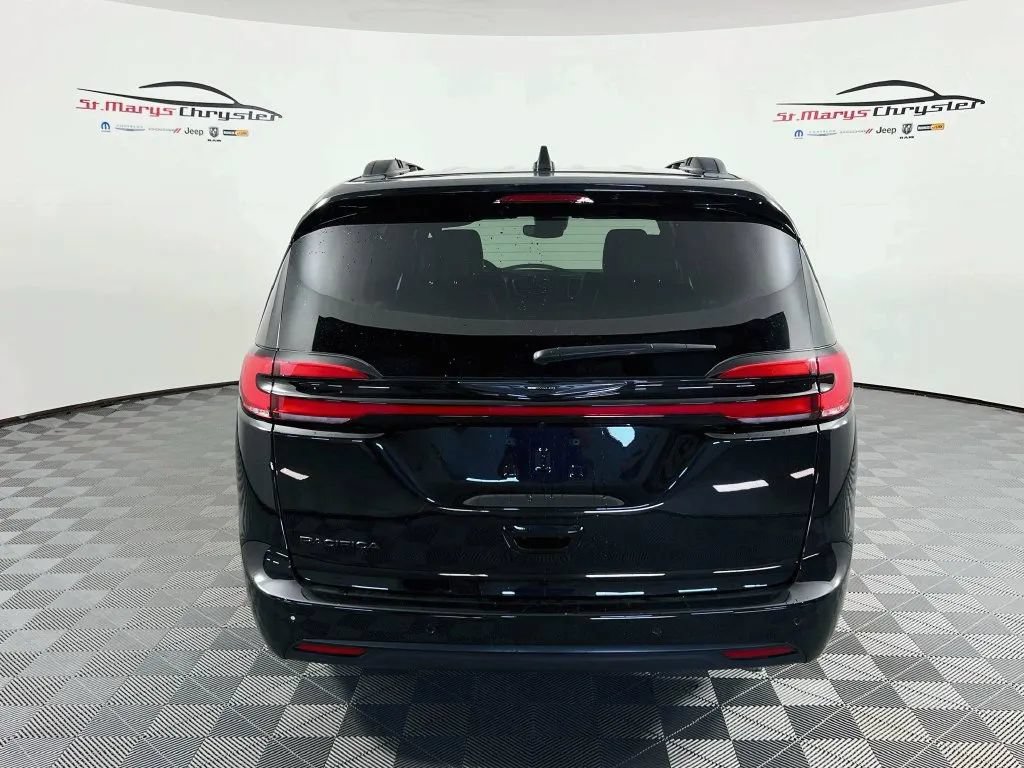 Used 2025 Chrysler Pacifica Select w/ Fav Edition Package FWD image 7