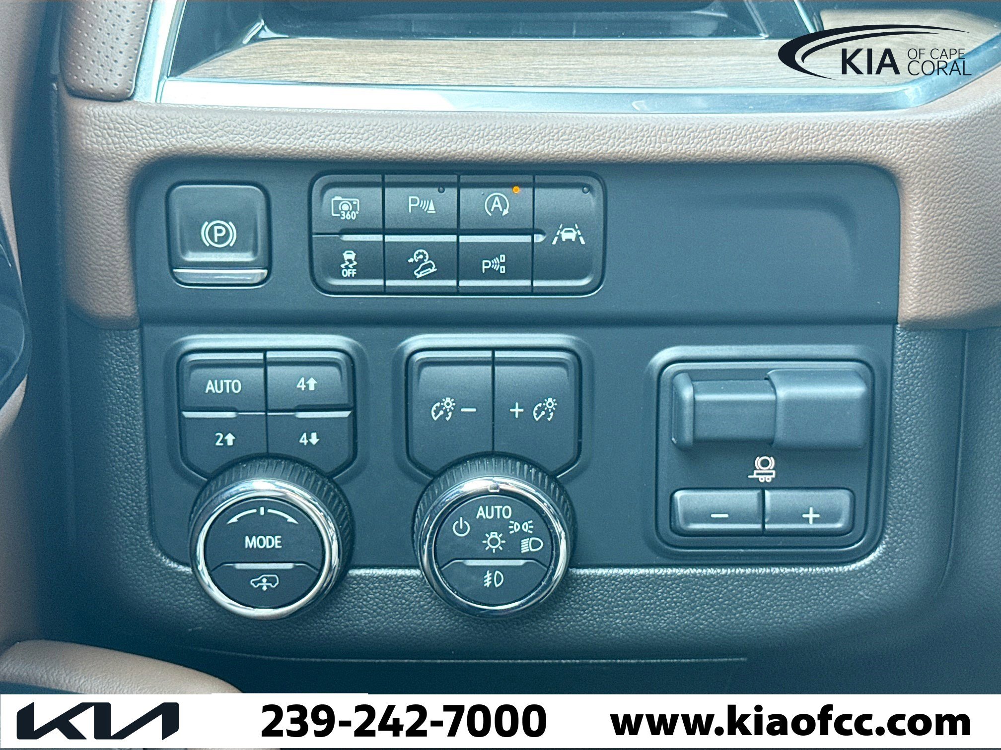 Used 2025 Chevrolet Suburban High Country image 33