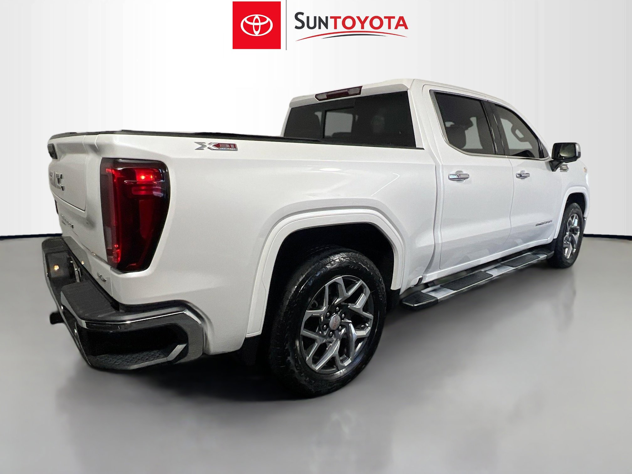 Used 2022 GMC Sierra 1500 SLT w/ SLT Premium Plus Package image 4