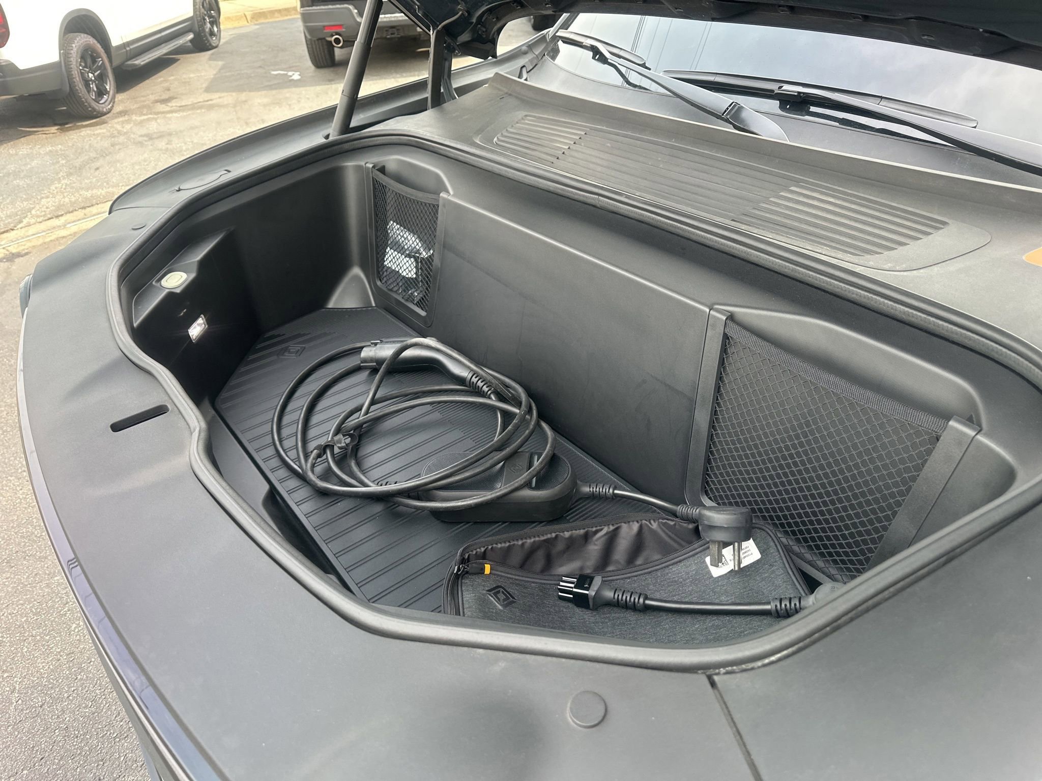 Used 2025 Rivian R1S Adventure image 29