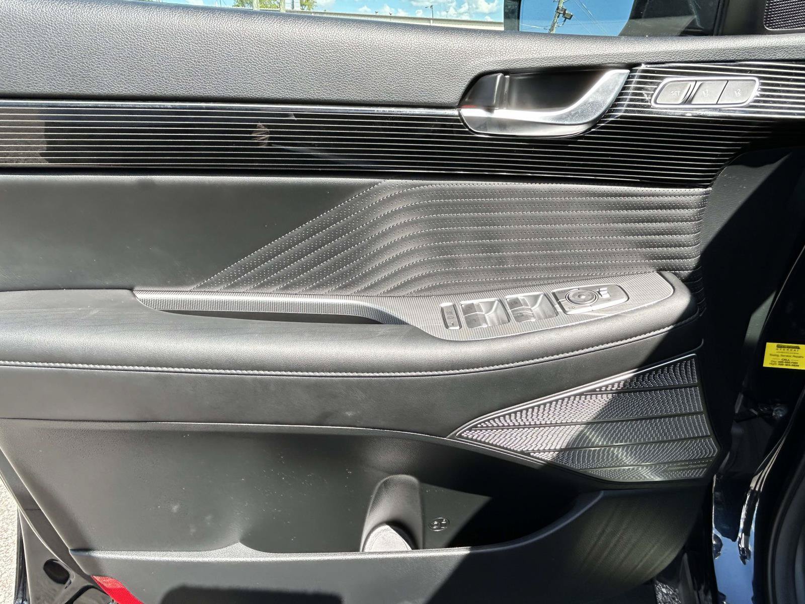 Certified 2025 Hyundai Palisade Calligraphy FWD image 12