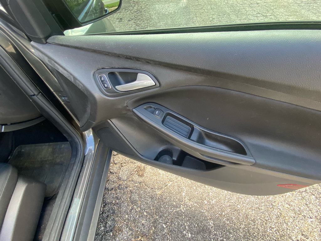 Used 2017 Ford Focus SE FWD image 23