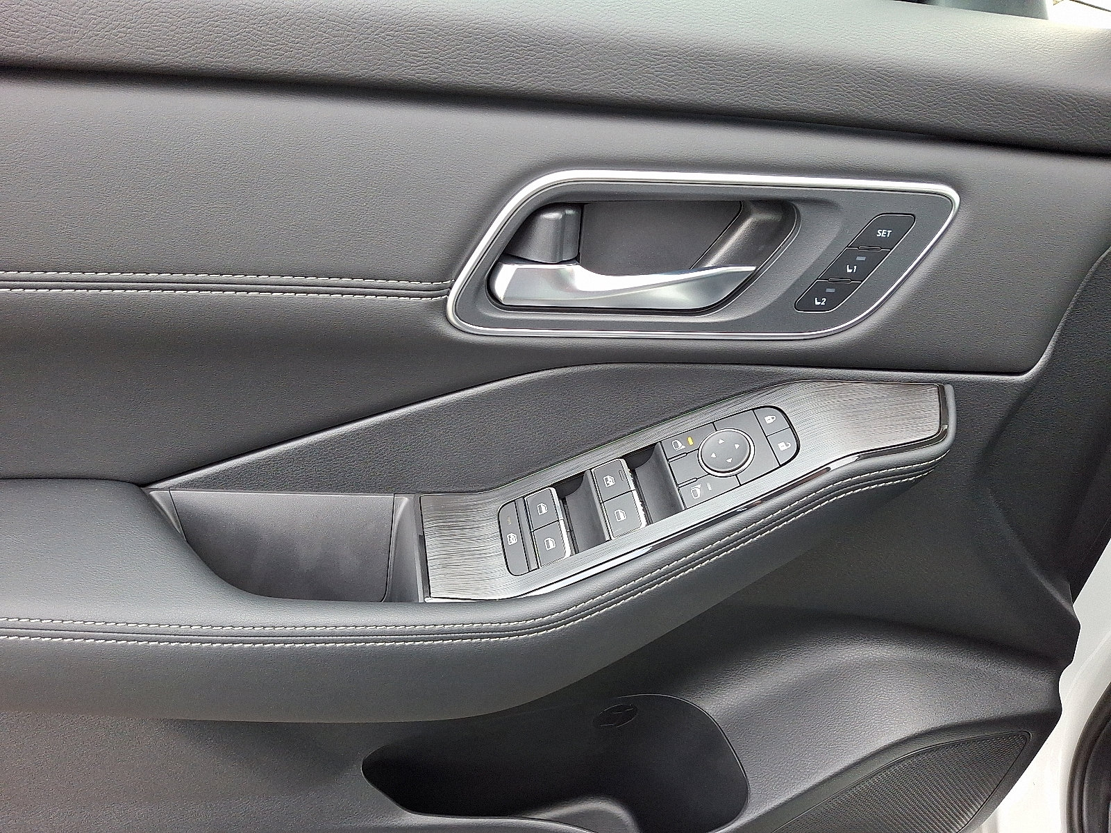 New 2026 Nissan Rogue Platinum image 8