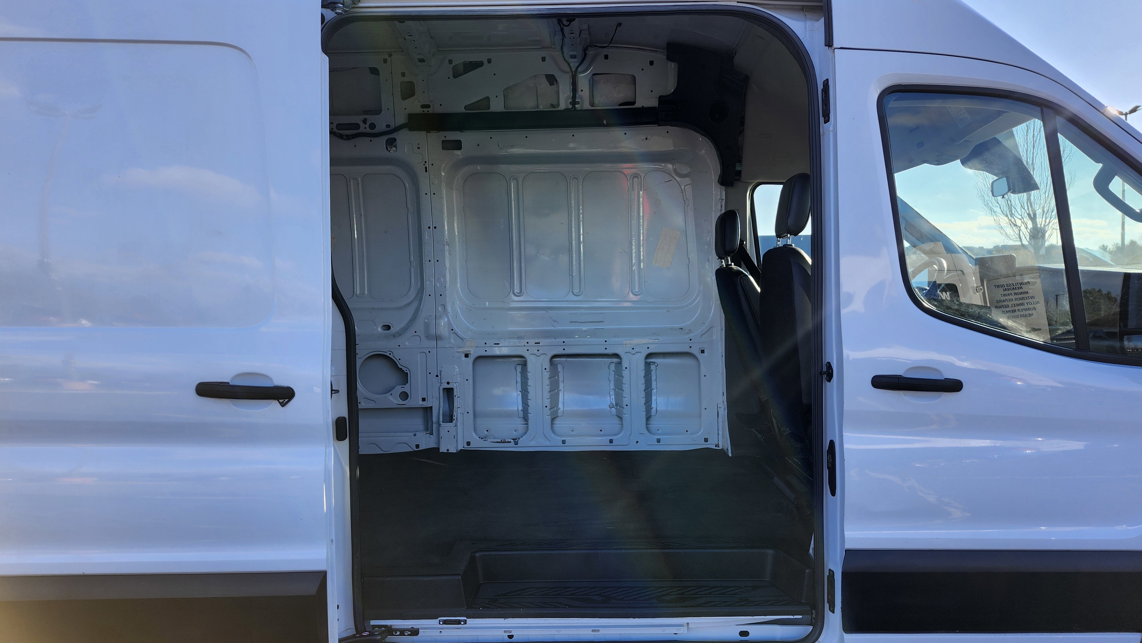 Used 2022 Ford E-Transit 148 High Roof Extended image 17