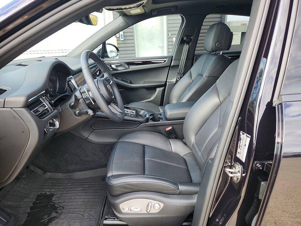 Certified 2025 Porsche Macan image 5
