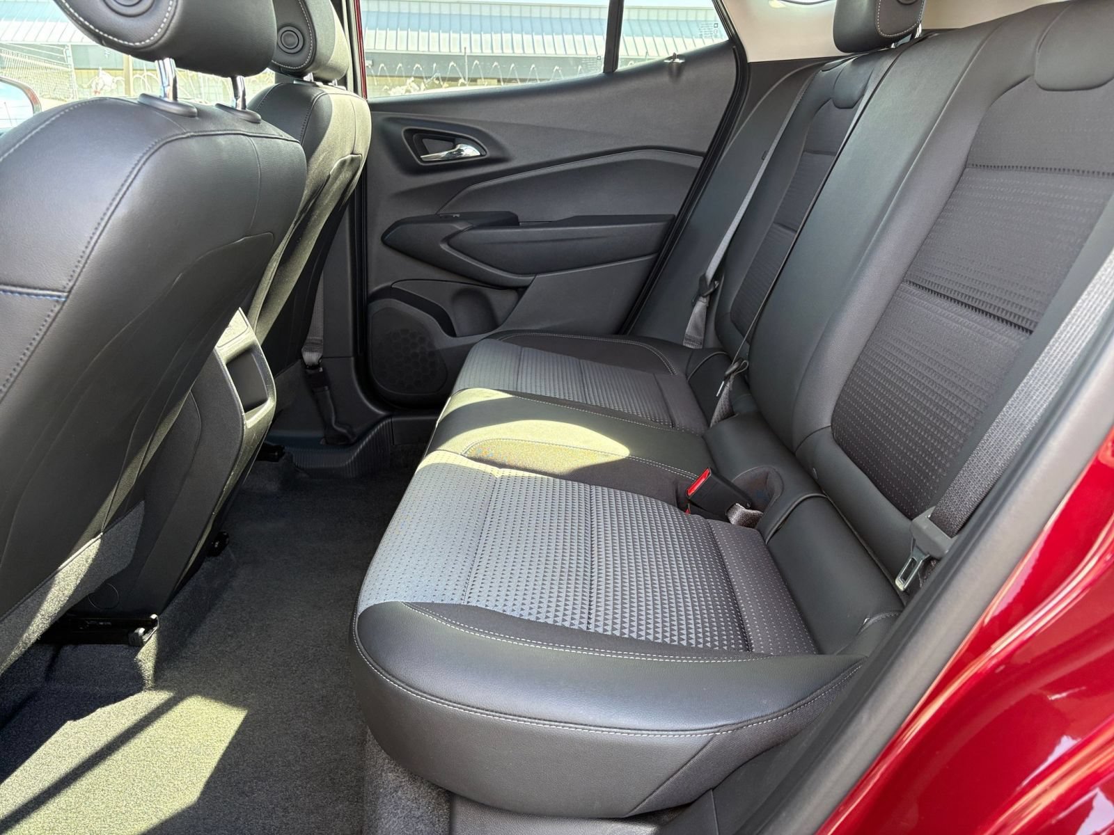 Used 2025 Chevrolet Trax LT FWD image 24