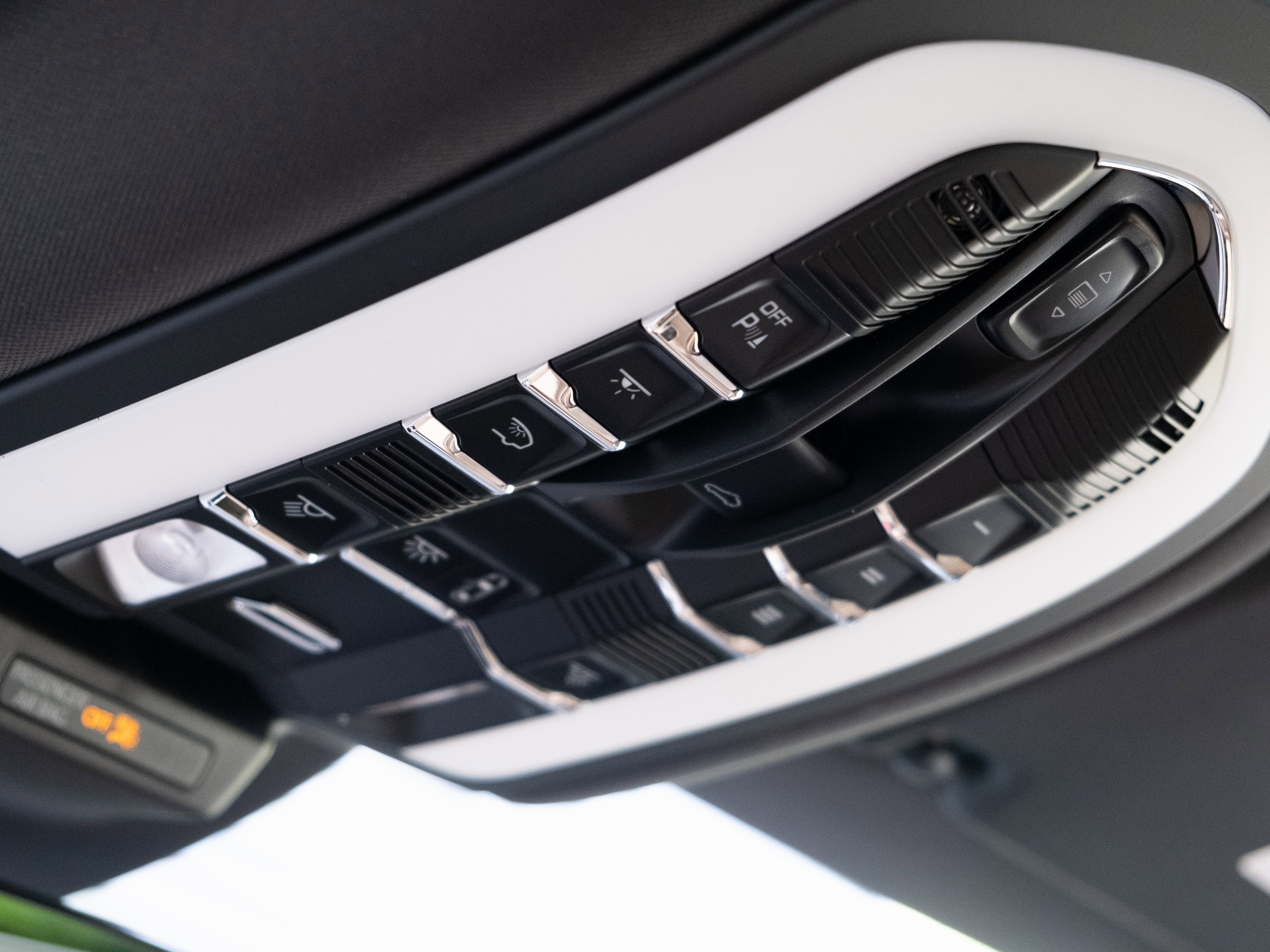 Certified 2025 Porsche Macan image 30