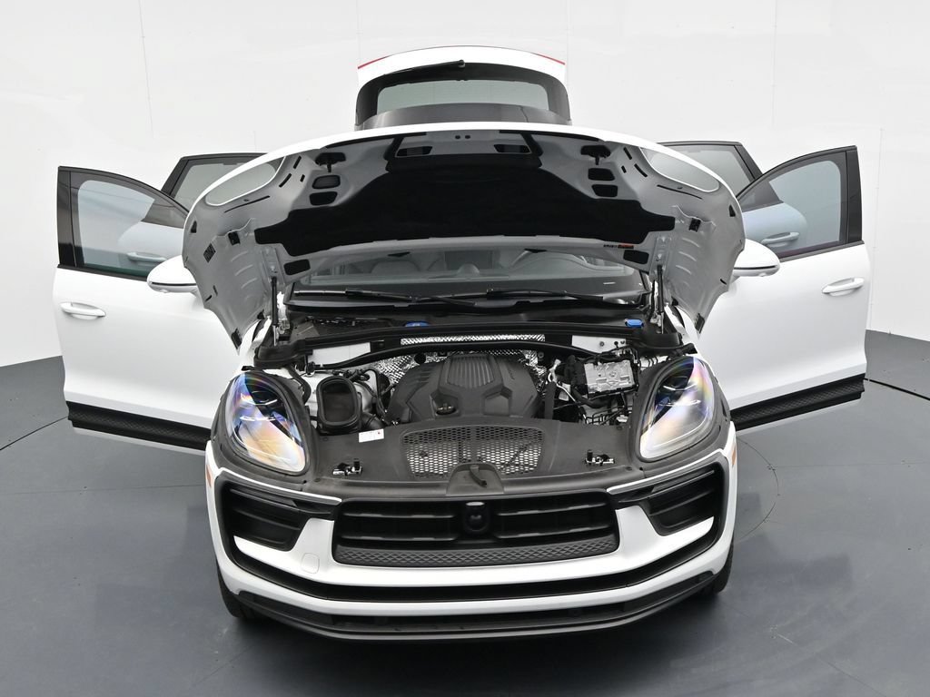Certified 2025 Porsche Macan AWD/4WD image 20