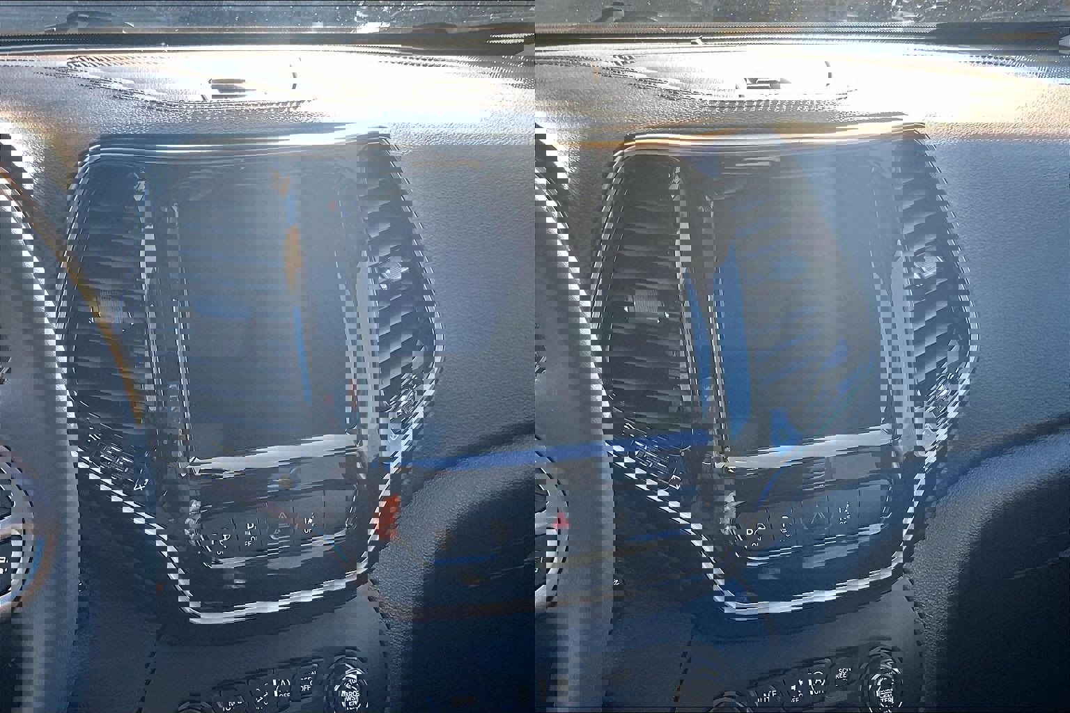 Used 2021 Jeep Cherokee Limited image 6